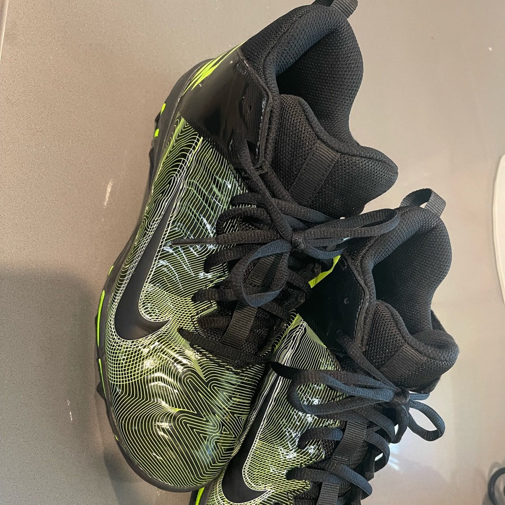 Youth Boys Nike Football Cleats size 5.5 lime green & black like new